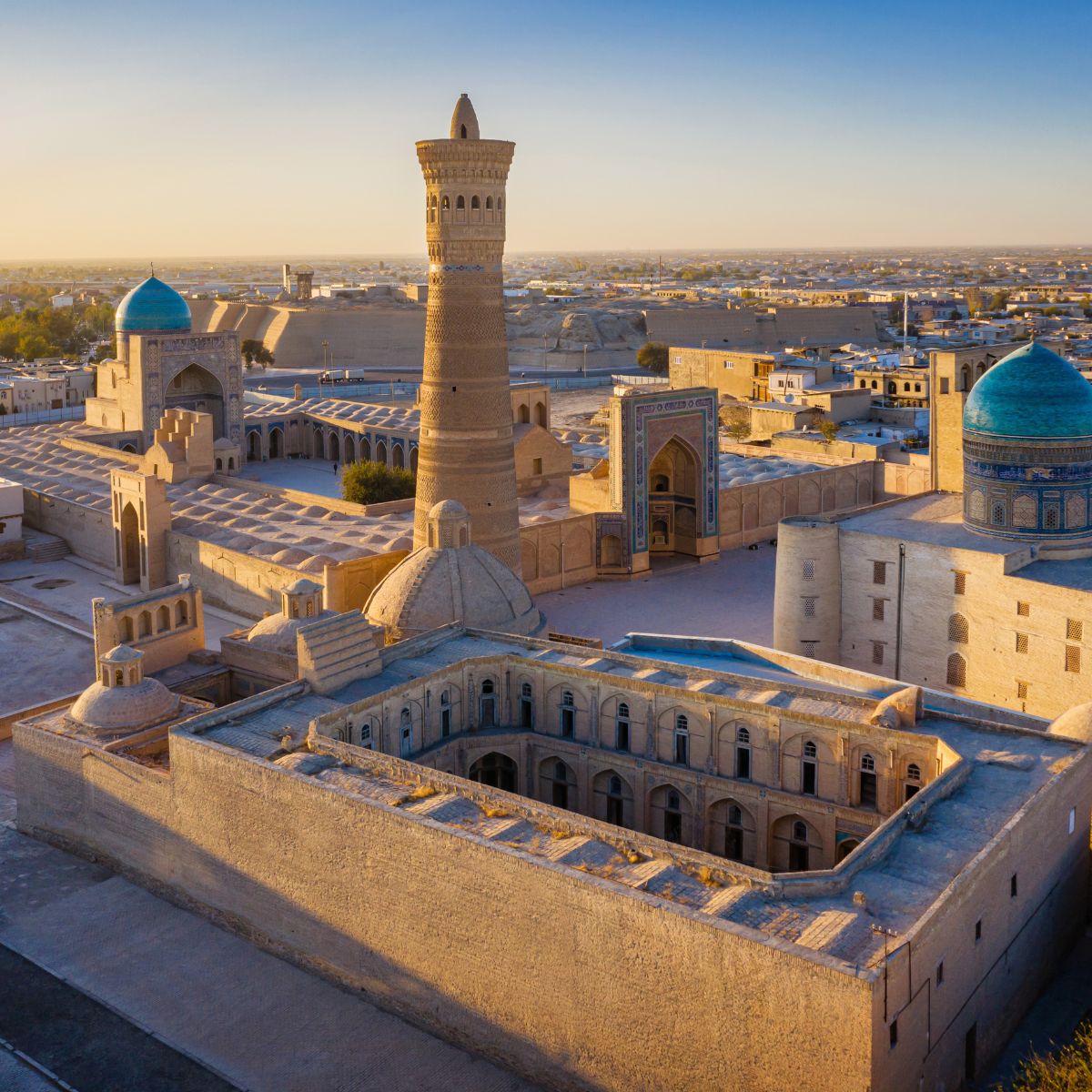 Samarcanda - Piazza Registan - Shah l Zinda - Osservatorio di Ulugbek - Bazar Si Yob - Bukhara - Ensemble Labi Hauz - Bakhautdin Naqshbandi - Khiva - Itchan Kala