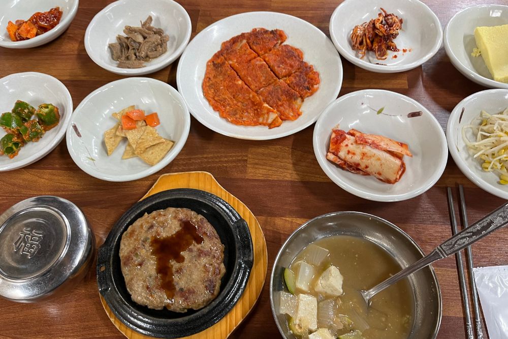 Un giorno a Gyeongju come un local Tra caffetterie alla moda, pane di Hwangnam e i silenzi millenari dei tumuli reali Un giorno a Gyeongju come un local Tra caffetterie alla moda, pane di Hwangnam e i silenzi millenari dei tumuli reali