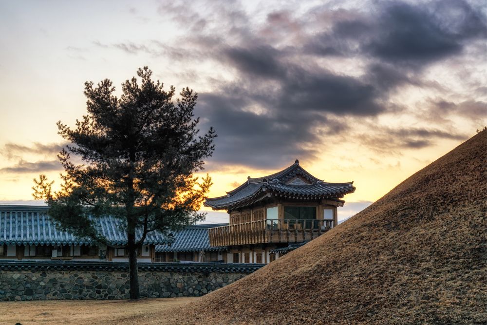 Un giorno a Gyeongju come un local Tra caffetterie alla moda, pane di Hwangnam e i silenzi millenari dei tumuli reali Un giorno a Gyeongju come un local Tra caffetterie alla moda, pane di Hwangnam e i silenzi millenari dei tumuli reali
