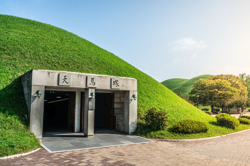 Un giorno a Gyeongju come un local Tra caffetterie alla moda, pane di Hwangnam e i silenzi millenari dei tumuli reali Un giorno a Gyeongju come un local Tra caffetterie alla moda, pane di Hwangnam e i silenzi millenari dei tumuli reali